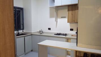 Lemari es, microwave, oven, dan kompor