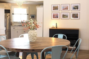 Dining - Relaxing North Shore Getaway Minutes from National Park Beaches (York)