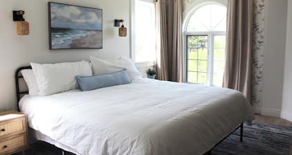 Relaxing North Shore Getaway Minutes from National Park Beaches