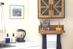 Interior - Relaxing North Shore Getaway Minutes from National Park Beaches (York)