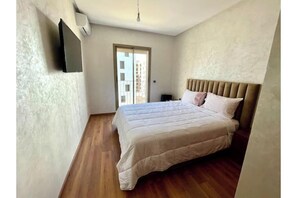 Planxa i posts de planxar, wifi gratuïta i roba de llit