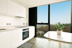Frigorífico, microondas, horno y placa de cocina