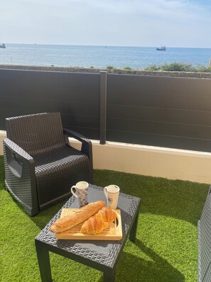 Property grounds - Right on the beach, apartment with a stunning ocean view, 300 meters from the harbor and downtown (Guilvinec)