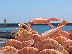 Food and drink - Right on the beach, apartment with a stunning ocean view, 300 meters from the harbor and downtown (Guilvinec)