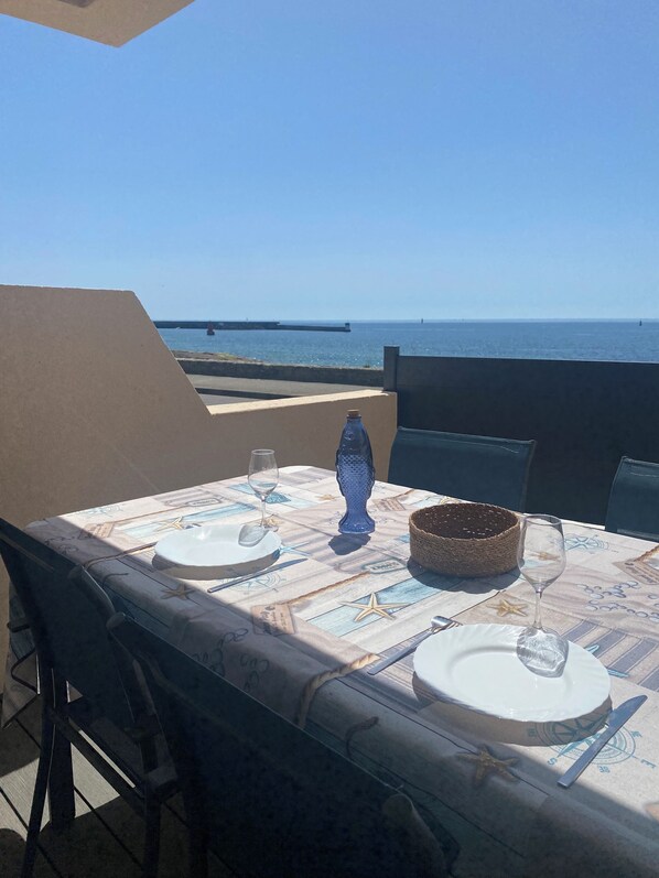 Outdoor dining - Vrbo Property (Guilvinec)