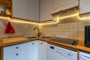 Kühlschrank, Mikrowelle, Ofen, Geschirrspüler