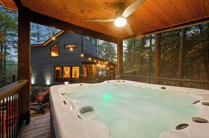 Terrace/patio - Pine Hill Lodge - Hot Tub, Fire Pit, Sleeps 14 (Broken Bow)