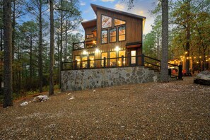 Exterior - Pine Hill Lodge - Hot Tub, Fire Pit, Sleeps 14 (Broken Bow)