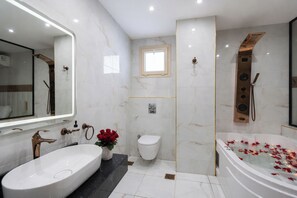 Luxury Room, Mountain View | Bathroom | Free toiletries, hair dryer, slippers, towels - SPI Hotel (Giza Governorate)