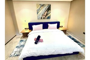 Tabla de planchar con plancha, wifi y ropa de cama 