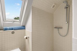 Bathroom - Spacious & Sunny Cottage Close to Suffolk Coast (Blythburgh)