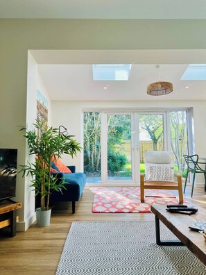 Living area - Spacious & Sunny Cottage Close to Suffolk Coast (Blythburgh)
