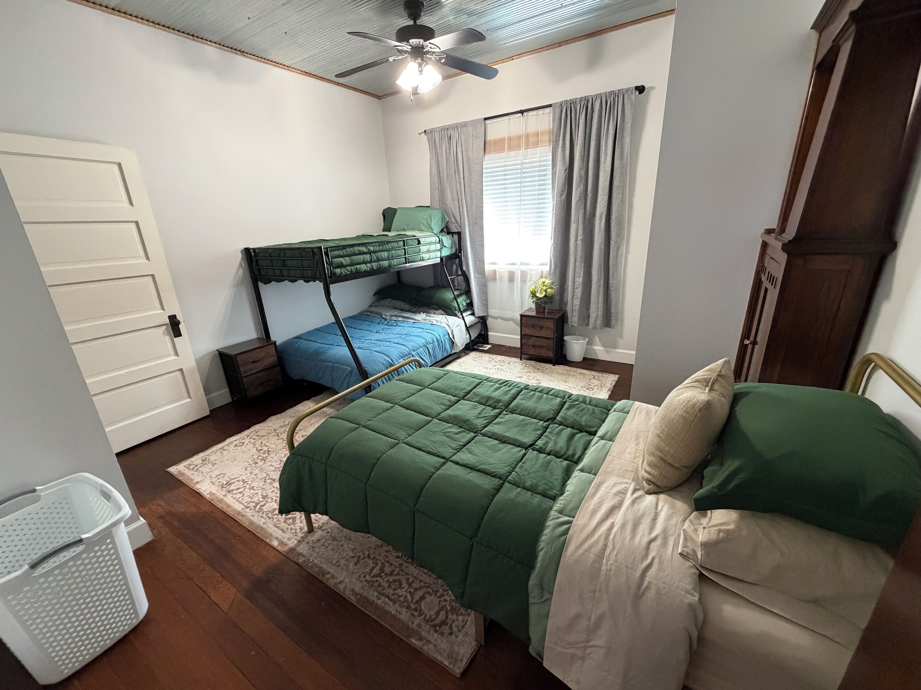 3 habitaciones, tabla de planchar con plancha, wifi y ropa de cama 