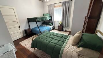 3 habitaciones, tabla de planchar con plancha, wifi y ropa de cama