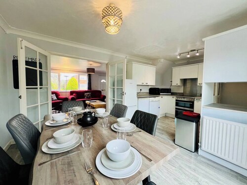 Bright & Sociable Home with Garden Retreat
