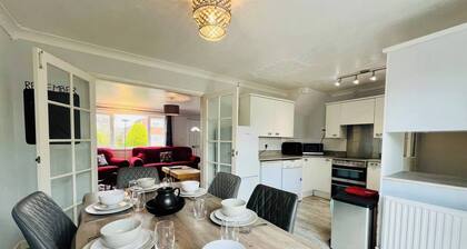 Bright & Sociable Home with Garden Retreat