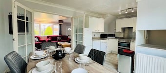 Bright & Sociable Home with Garden Retreat