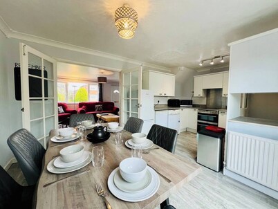 Bright & Sociable Home with Garden Retreat
