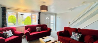 Bright & Sociable Home with Garden Retreat