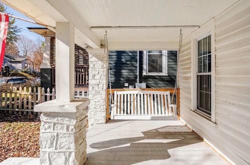 Nestled on New Bern - Bright Bungalow Downtown