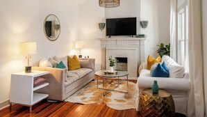 TV - Nestled on New Bern - Bright Bungalow Downtown (Raleigh)