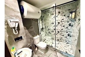 Ducha, secador de pelo, toallas, jabón