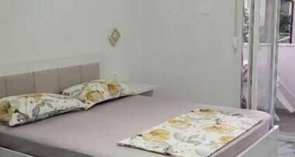 NEAR Guest House: Double Room with Park View