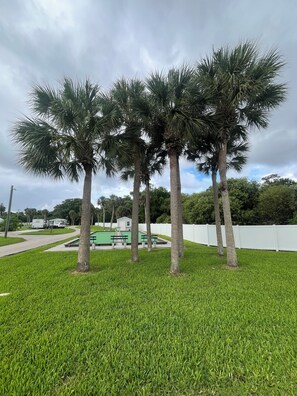 Property grounds - Airy 2-Bedroom House in N. Ft. Myers, Close to Beaches, Spring Training & More! (North Fort Myers)