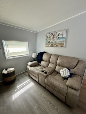 Smart TV - Airy 2-Bedroom House in N. Ft. Myers, Close to Beaches, Spring Training & More! (North Fort Myers)