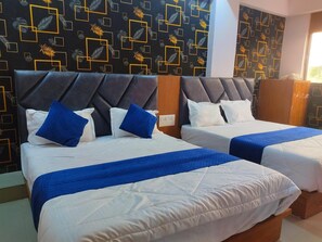 Desk, free WiFi - HOTEL NEELKANTH PALACE MOTERA (Ahmedabad)