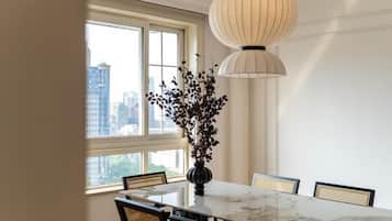 Familienapartment, 4 Schlafzimmer, Küche, Stadtblick | Speisen