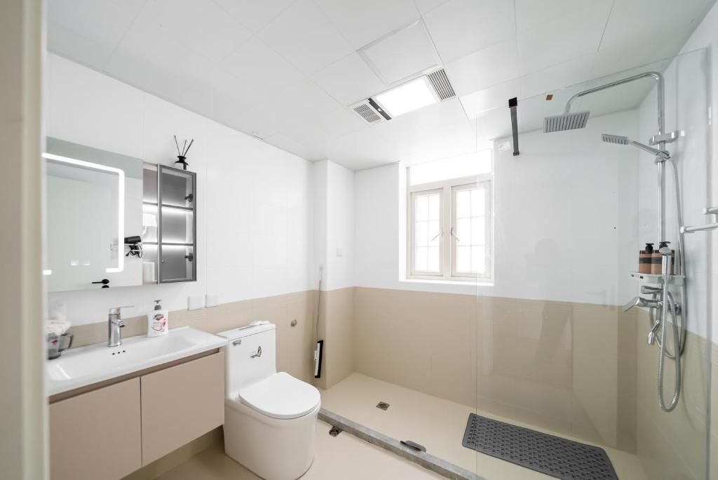 Family Apartment, 4 Bedrooms, Kitchen, City View | Bathroom | Slippers