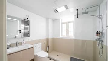 Family Apartment, 4 Bedrooms, Kitchen, City View | Bathroom | Slippers