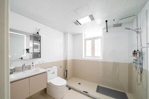 Family Apartment, 4 Bedrooms, Kitchen, City View | Bathroom | Slippers - Yidu Home -People's Square Branch (Shanghai)