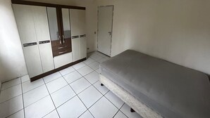 A bedroom with a bed, a wardrobe, and a door. - Incredible Suite Dreams and Beach (Rio de Janeiro)