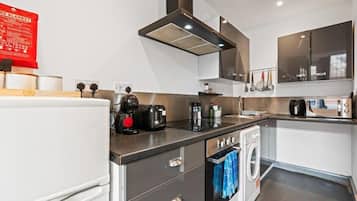 Coffee/tea maker, fridge, microwave, oven