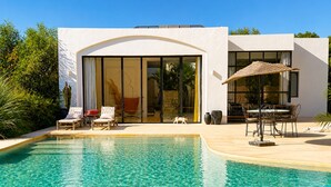 A modern house with a swimming pool, outdoor furniture, and a patio area. - Palais Pleya (Essaouira)