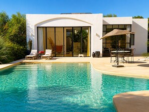 A modern house with a swimming pool, outdoor furniture, and a patio area. - Palais Pleya (Essaouira)