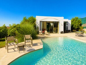 A modern house with a swimming pool, outdoor furniture, and a patio area. - Palais Pleya (Essaouira)