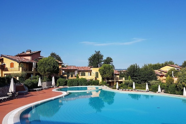 Pool - Borgo Torchio F23 by Bookinggardalake (Manerba del Garda)
