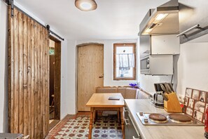 Wasserkocher mit Kaffee-/Teezubehör, Kühlschrank, Mikrowelle, Herdplatte