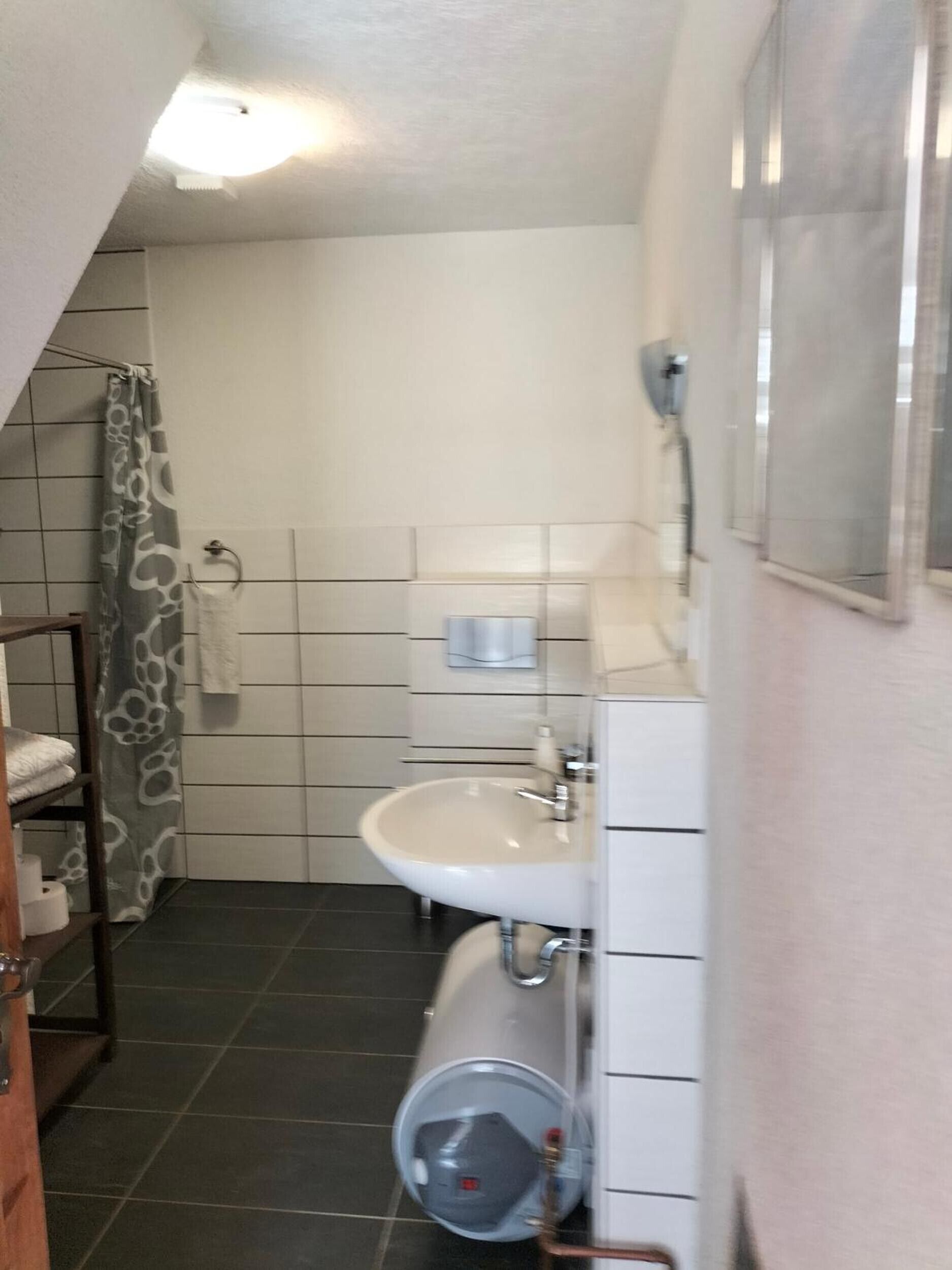 Chuveiro, secador de cabelo, toalhas de banho 