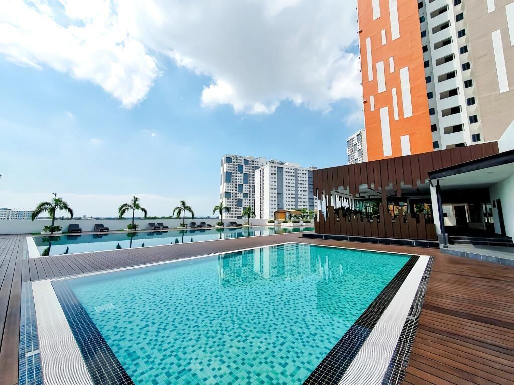 Una piscina al aire libre