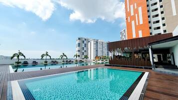 Una piscina al aire libre
