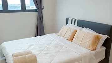 Apartamento, 3 habitaciones, vistas a la ciudad | Edredones de plumas, tabla de planchar con plancha, wifi gratis