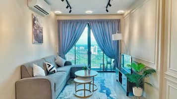 Apartemen, 3 kamar tidur, pemandangan kota | Area keluarga | Televisi LED 43-inci dengan saluran TV digital