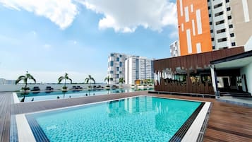 2 kolam renang outdoor, dengan kursi berjemur