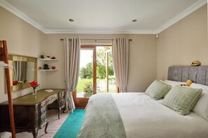 2 bedrooms, iron/ironing board, free WiFi, bed sheets - 2 Bedroom Apartment - Free Parking & Garden (Bective)