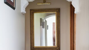 A mirror with a gold frame, white wall trim, and a ceiling light fixture. - 2 Bedroom Apartment - Free Parking & Garden (Bective)