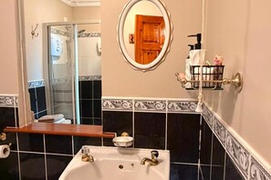 Shower, hair dryer, towels - Luxury Private Apartment Sleeps 4, Free Parking (Bective)
